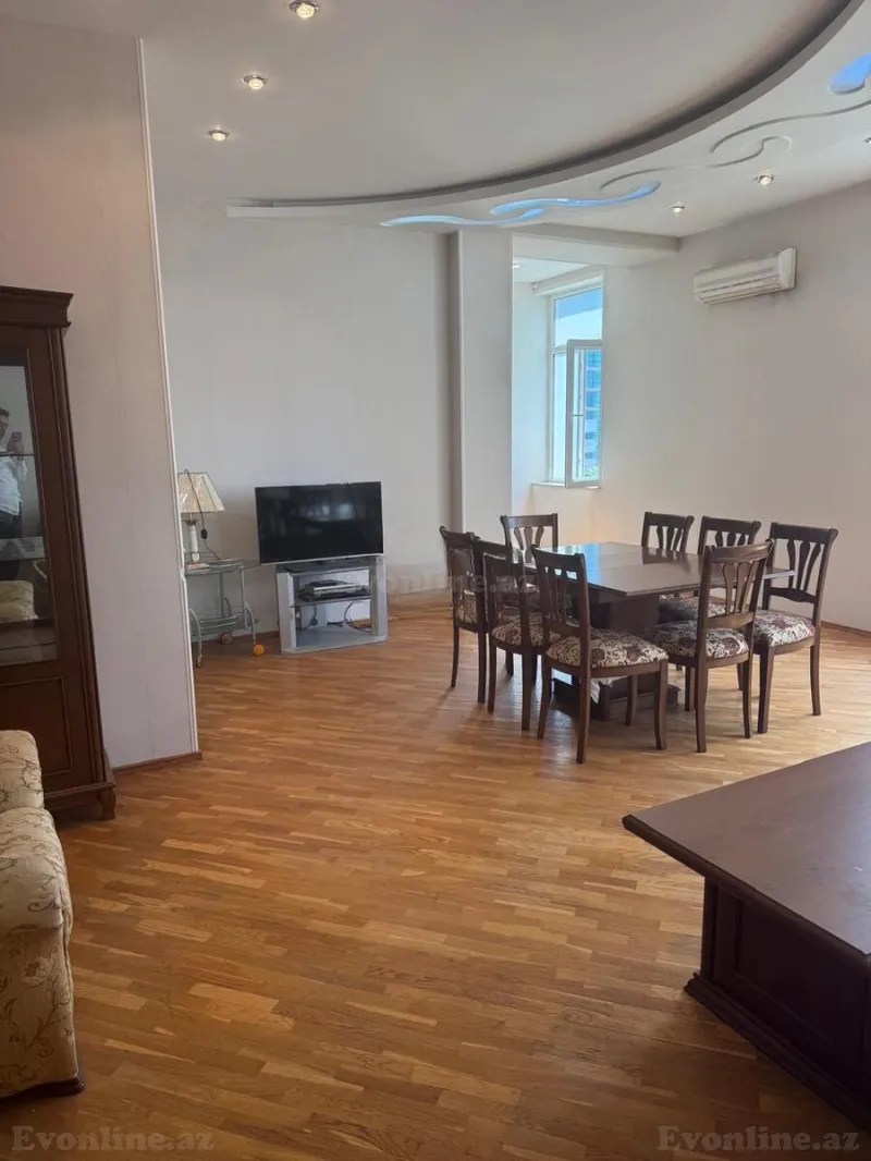 2 otaqlı Mənzil 90 m² 28 May m. Kirayə verilir