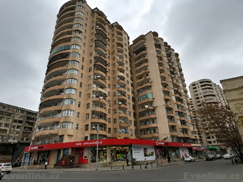 Bakı, Binəqədi r., M.Ə.Rəsulzadəda 3 otaqlı mənzil satılır