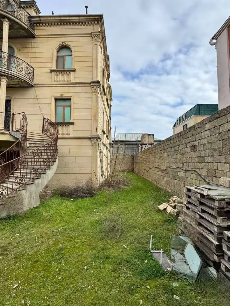 9 otaqlı Həyət evi 680 m² Badamdar Satılır