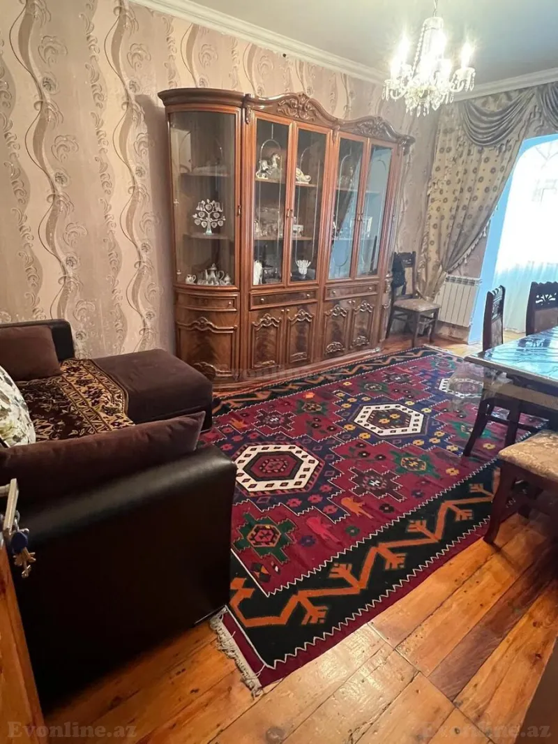 Bakı, Nizami r., Xalqlar Dostluğu m.da 5 otaqlı mənzil satılır