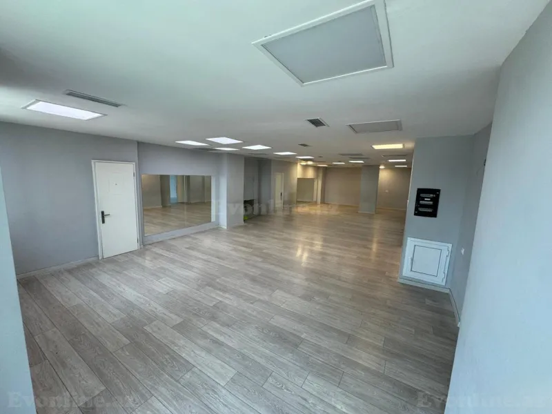 5 otaqlı Ofis 170 m² Elmlər Akademiyası m. Kirayə verilir