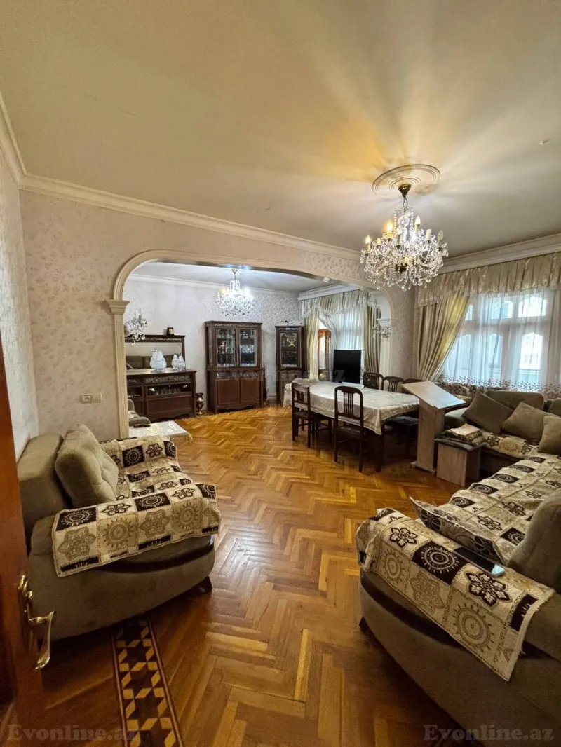 Satılır 4 otaqlı Mənzil Köhnə tikili 130 m² Azadlıq prospekti m.