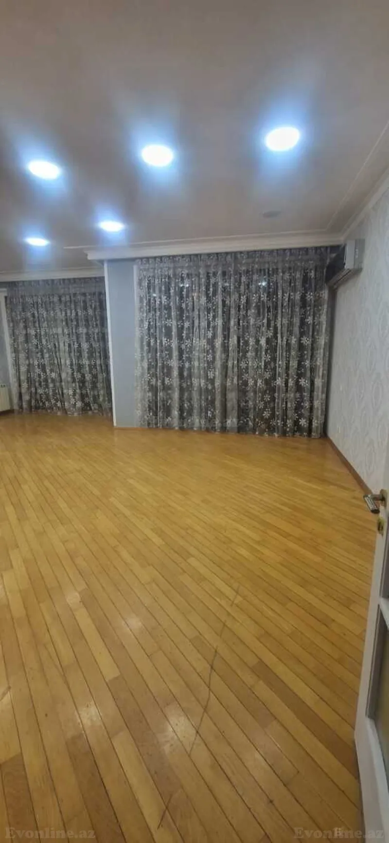 3 otaqlı Mənzil 136 m² 28 May m. Satılır