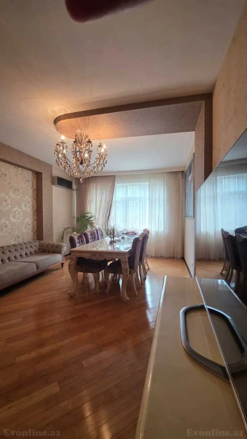 Bakı, Nizami r., Neftçilər m.da 3 otaqlı mənzil satılır