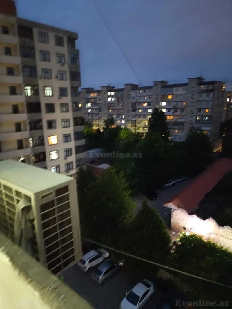 Bakı, Binəqədi r., Azadlıq prospekti m.da 4 otaqlı mənzil satılır