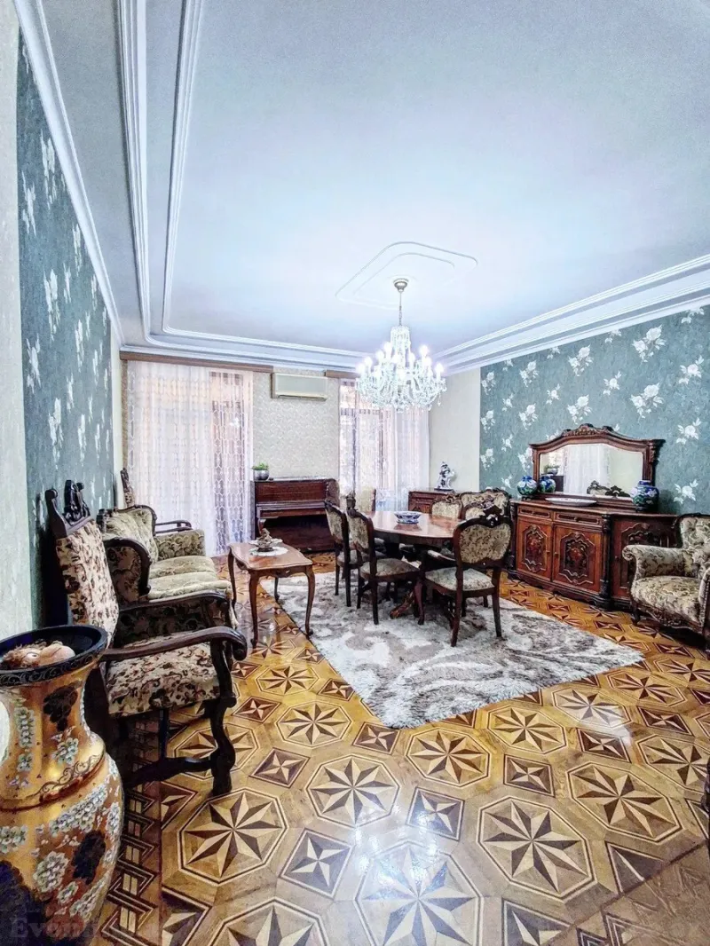 Satılır 4 otaqlı Mənzil Köhnə tikili 124 m² Sahil m.