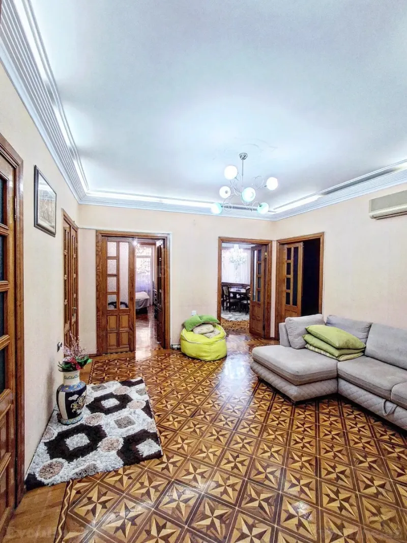 Satılır 4 otaqlı Mənzil Köhnə tikili 124 m² Sahil m. - şəkil 2