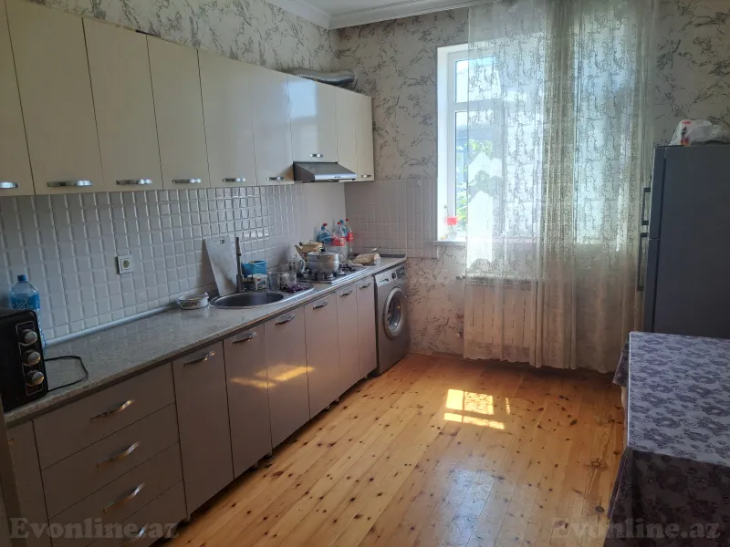 6 otaqlı Həyət evi 4 m² Qobu Satılır