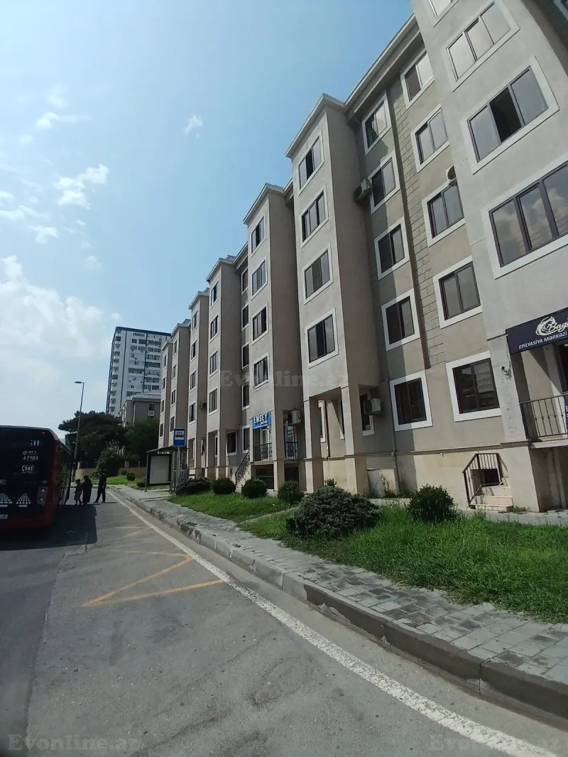 Bakı, Binəqədi r., Azadlıq prospekti m., 8-ci mikrorayonda 1 otaqlı mənzil satılır