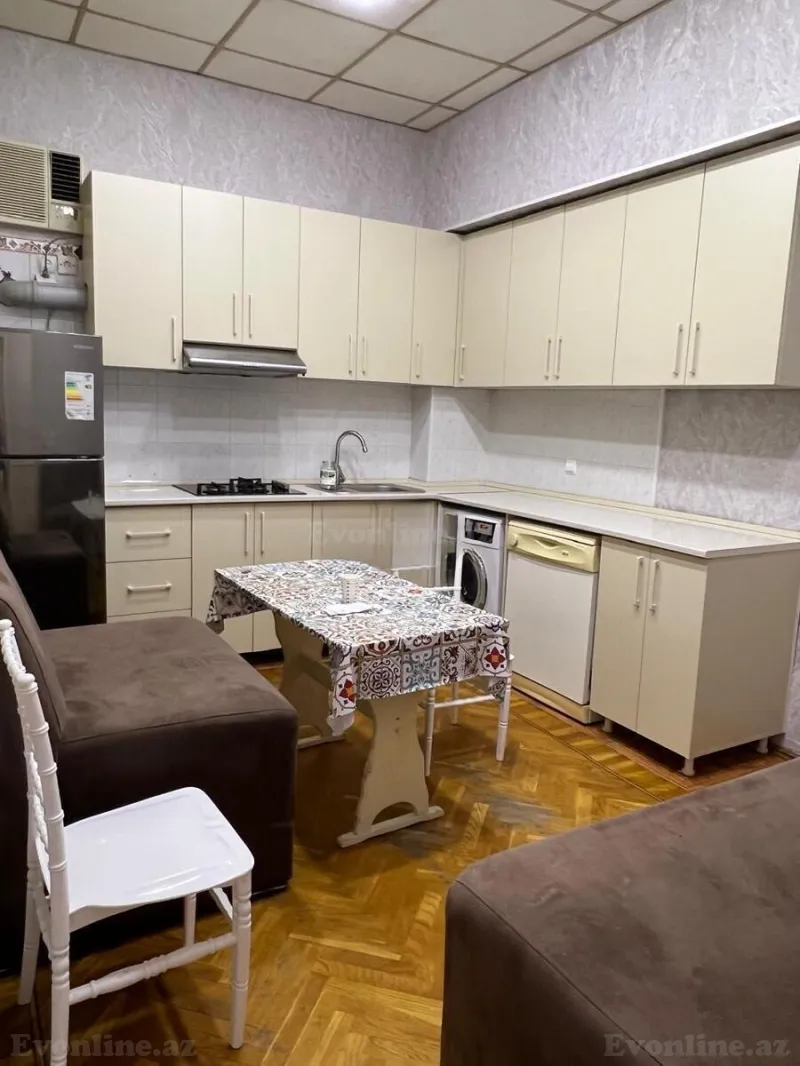 Kirayə verilir 3 otaqlı Mənzil Köhnə tikili 80 m² Sahil m. - şəkil 2