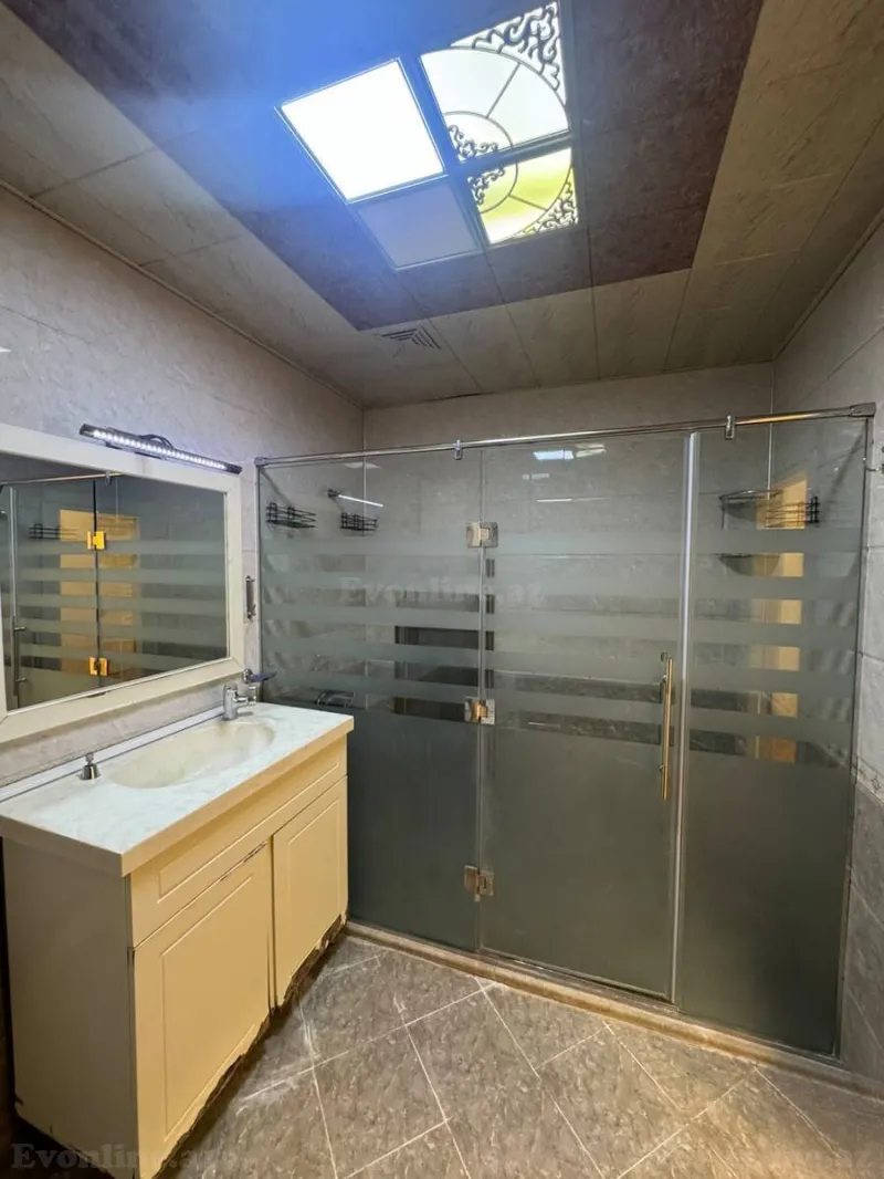 Kirayə verilir 4 otaqlı Mənzil Yeni tikili 160 m² İnşaatçılar m. - şəkil 13