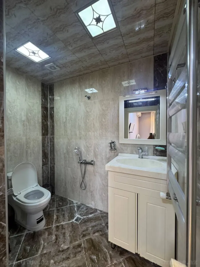 Kirayə verilir 4 otaqlı Mənzil Yeni tikili 160 m² İnşaatçılar m. - şəkil 14