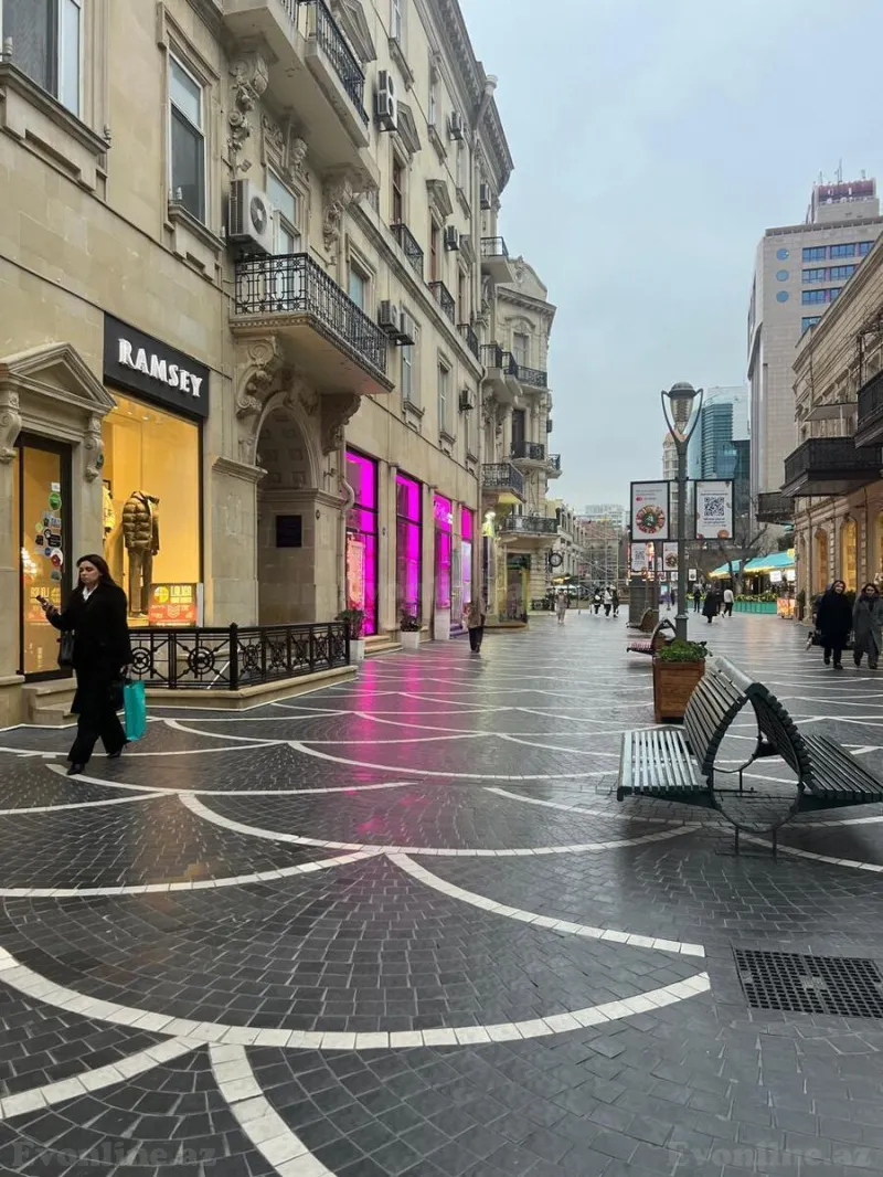 3 otaqlı Ofis 120 m² Səbail r. Kirayə verilir