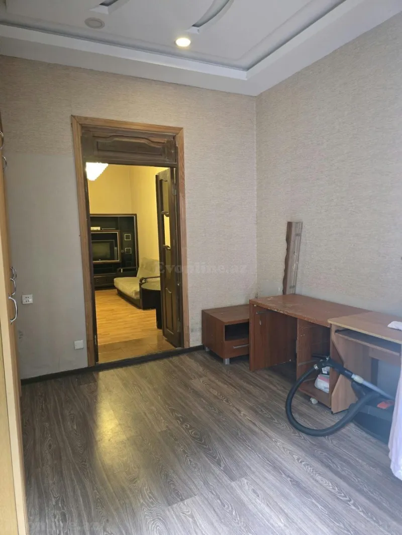 Satılır 4 otaqlı Mənzil Köhnə tikili 95 m² Yasamal r. - şəkil 2
