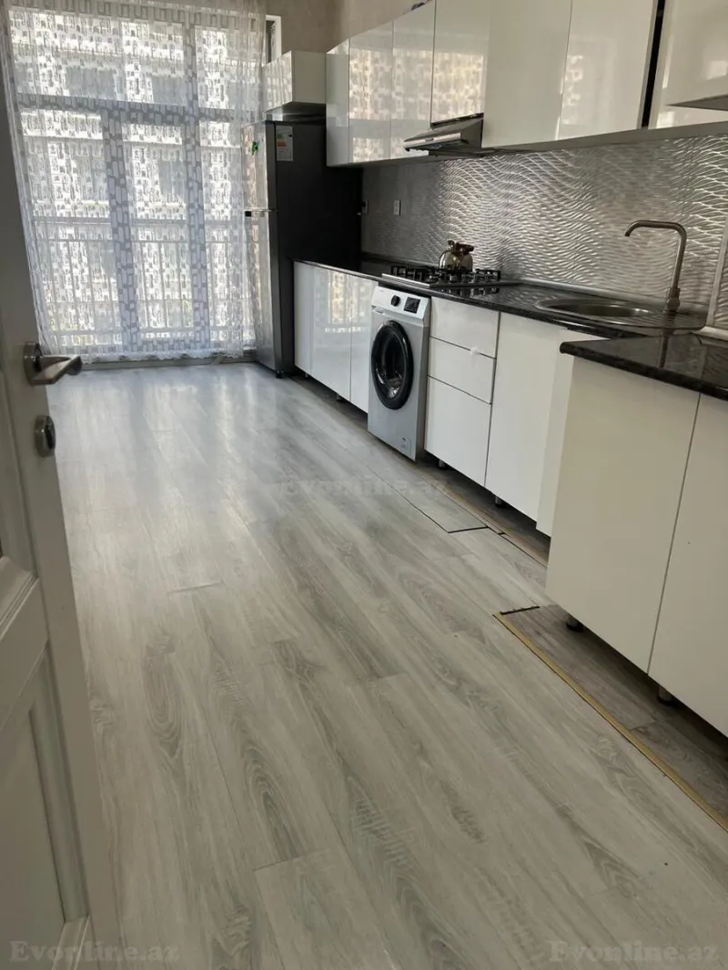 Kirayə verilir 3 otaqlı Mənzil Yeni tikili 100 m² 28 May m.