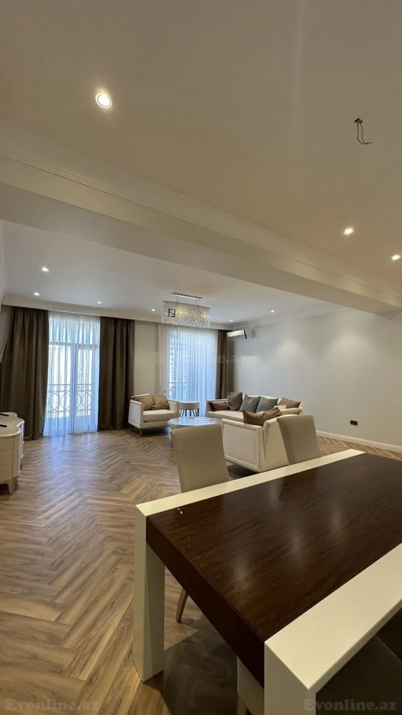 Satılır 4 otaqlı Mənzil Yeni tikili 242 m² 28 May m.