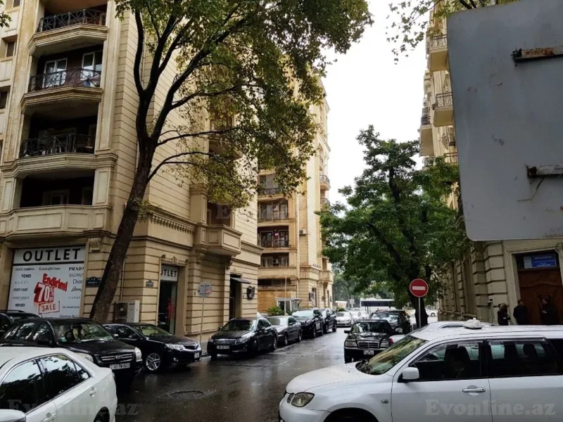 Satılır 3 otaqlı Mənzil Köhnə tikili 144 m² Səbail r.