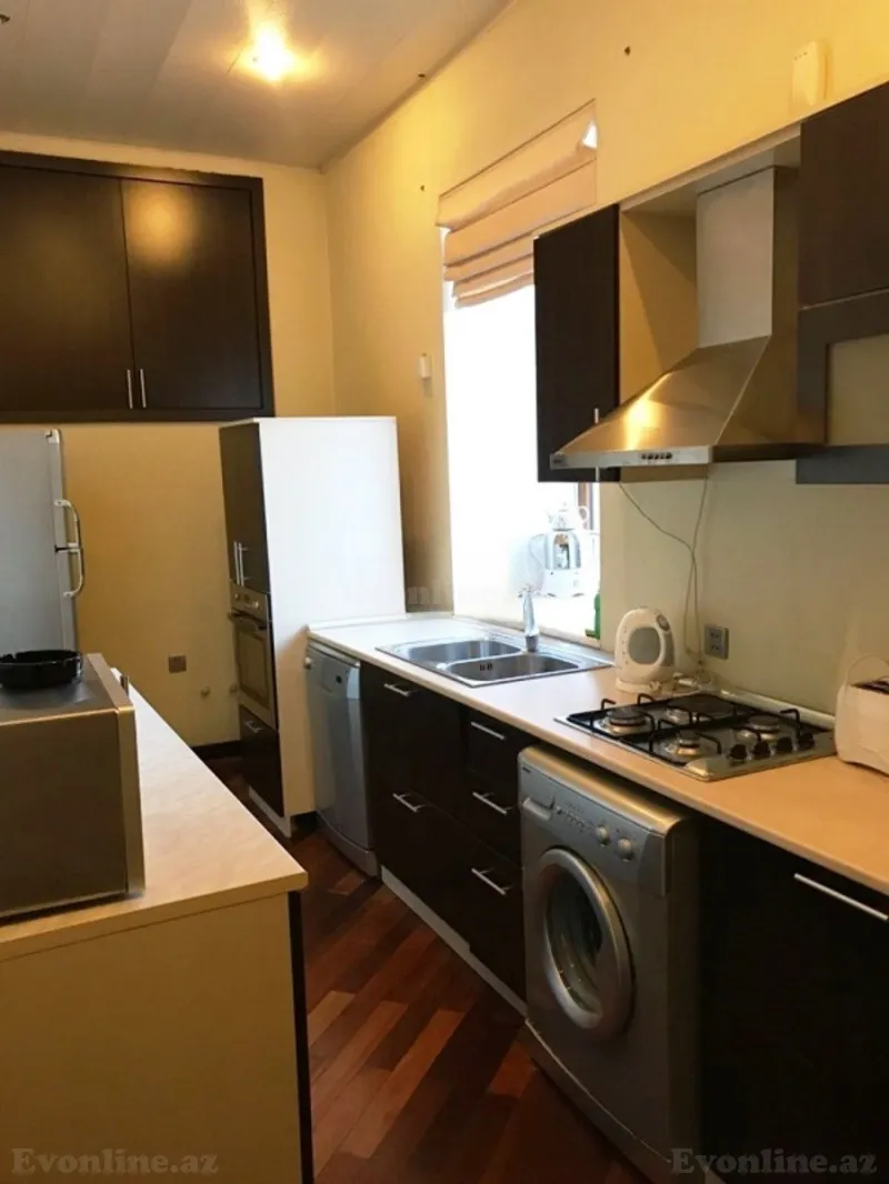 Satılır 3 otaqlı Mənzil Köhnə tikili 144 m² Səbail r. - şəkil 2