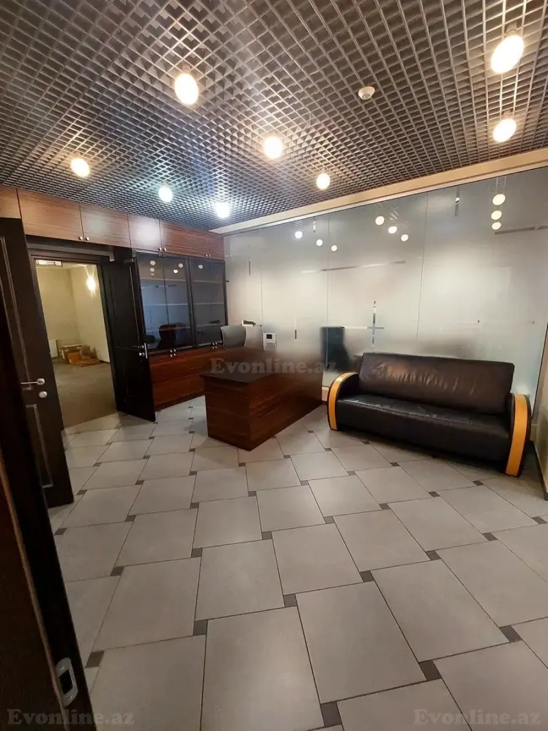 3 otaqlı Ofis 1056 m² Elmlər Akademiyası m. Kirayə verilir
