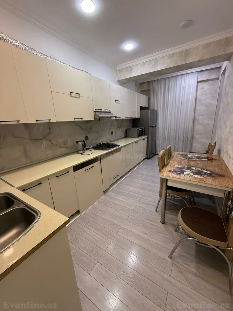 Kirayə verilir 3 otaqlı Mənzil Yeni tikili 120 m² İnşaatçılar m. - şəkil 2