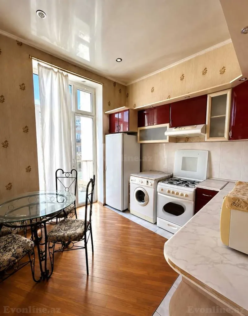 Satılır 3 otaqlı Mənzil Köhnə tikili 80 m² 28 May m.
