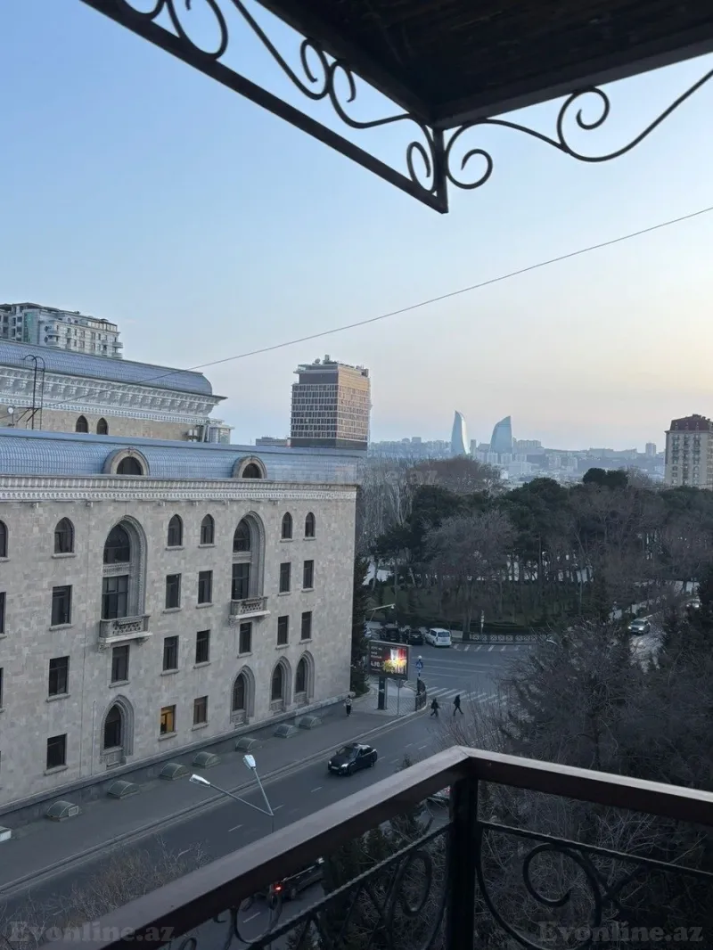 3 otaqlı Mənzil 75 m² 28 May m. Satılır