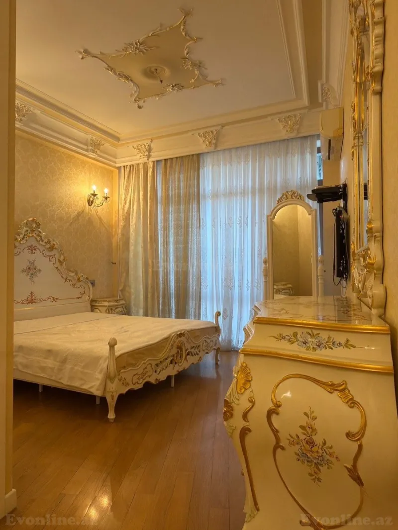 4 otaqlı Mənzil 220 m² 28 May m. Satılır