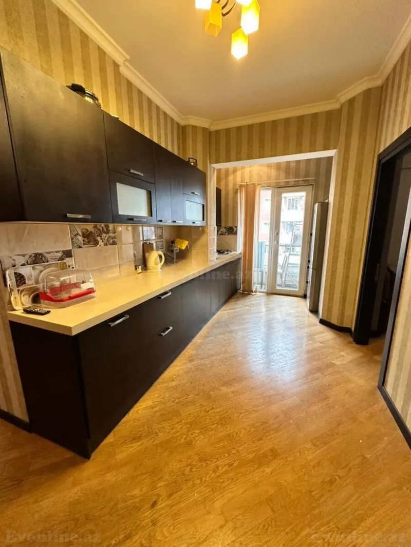 Satılır 3 otaqlı Mənzil Yeni tikili 101 m² 28 May m.
