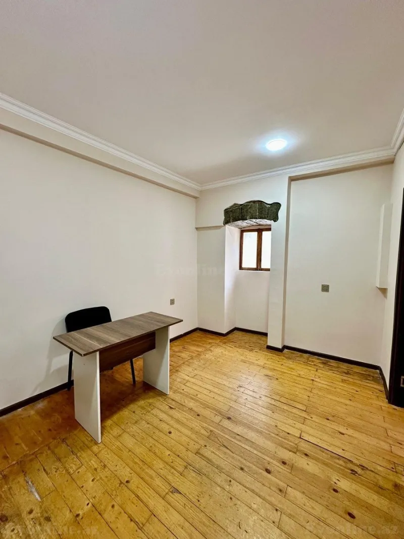 Kirayə verilir 4 otaqlı Mənzil Köhnə tikili 150 m² Səbail r. - şəkil 2