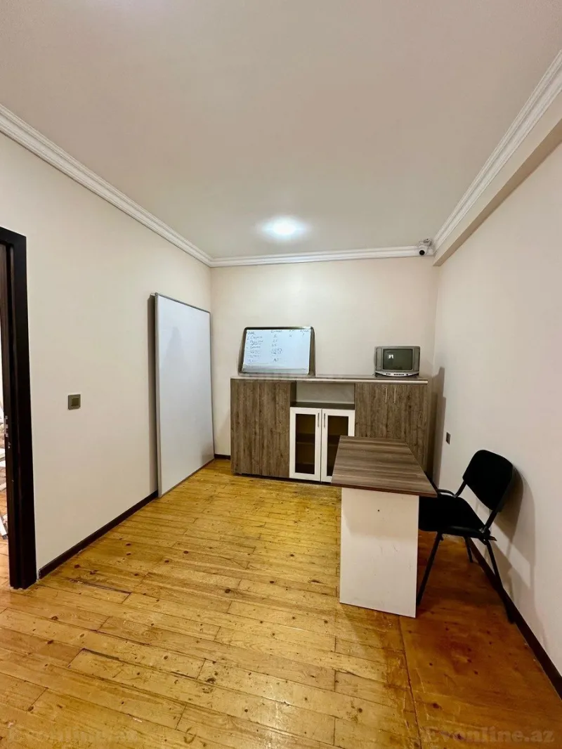 Kirayə verilir 4 otaqlı Mənzil Köhnə tikili 150 m² Səbail r. - şəkil 3