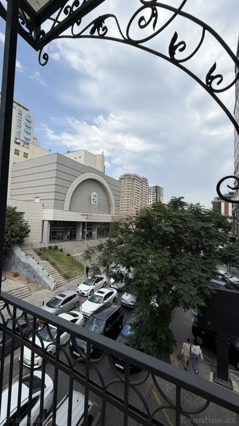 Kirayə verilir 5 otaqlı Mənzil Köhnə tikili 240 m² 28 May m.