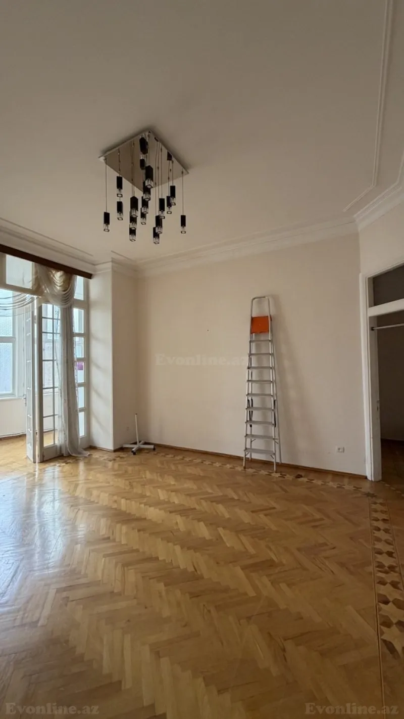 Kirayə verilir 5 otaqlı Mənzil Köhnə tikili 240 m² 28 May m. - şəkil 8