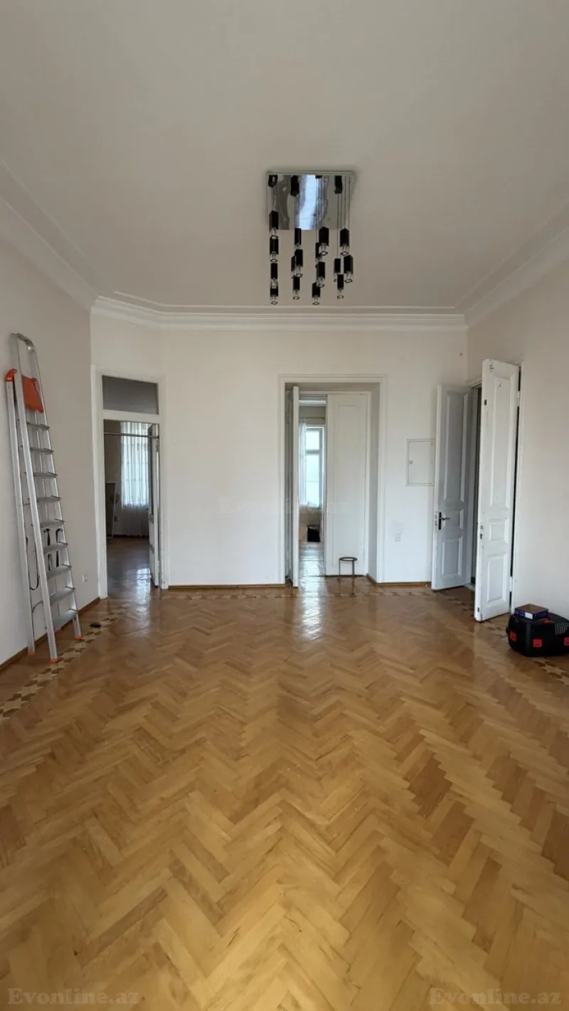 Kirayə verilir 5 otaqlı Mənzil Köhnə tikili 240 m² 28 May m. - şəkil 12