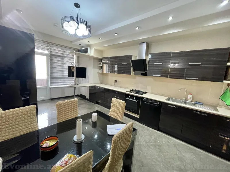 3 otaqlı Mənzil 160 m² Xətai r. Kirayə verilir