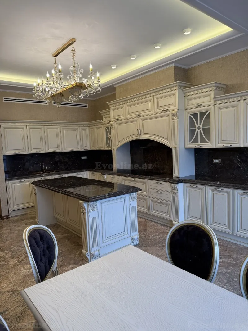 5 otaqlı Mənzil 280 m² Nizami m. Satılır