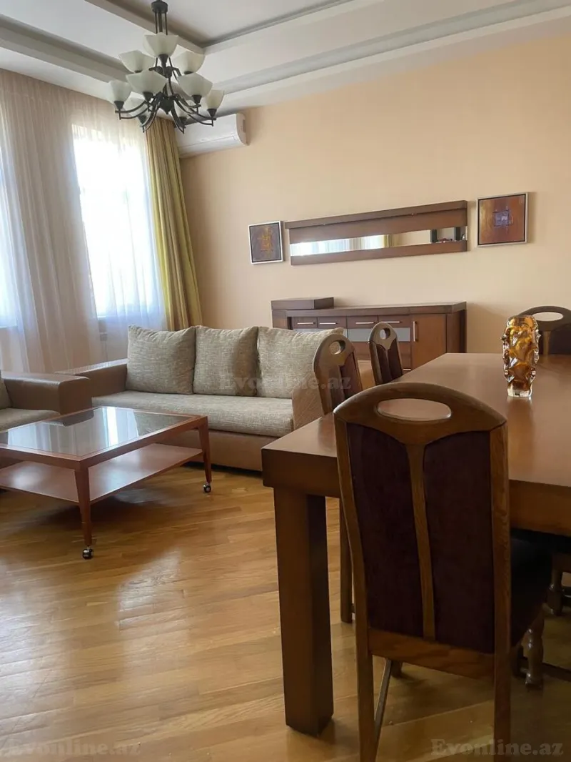 4 otaqlı Mənzil 130 m² 28 May m. Kirayə verilir