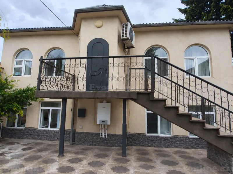 8 otaqlı Həyət evi 220 m² Bakıxanov Satılır