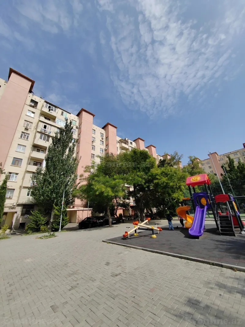 Bakı, Xətai r., Əhmədli m.da 3 otaqlı mənzil satılır