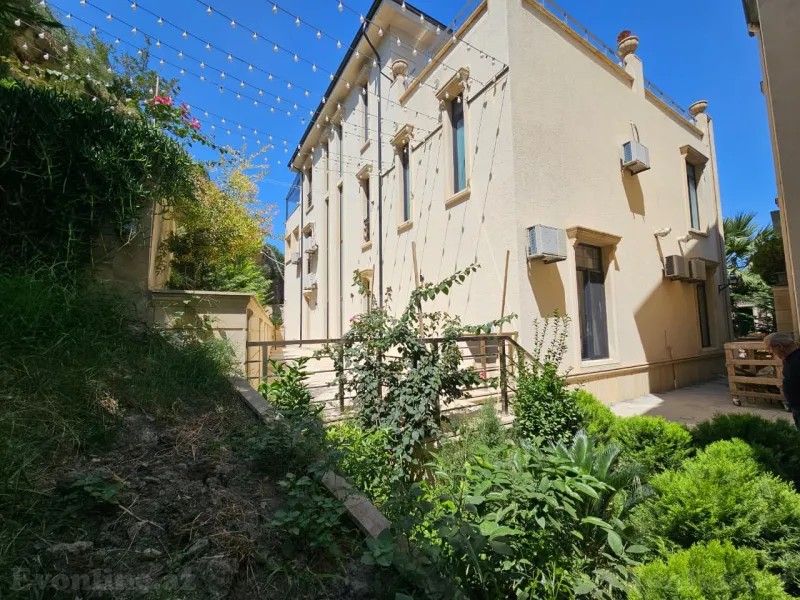 7 otaqlı Həyət evi 428 m² Bakıxanov Satılır