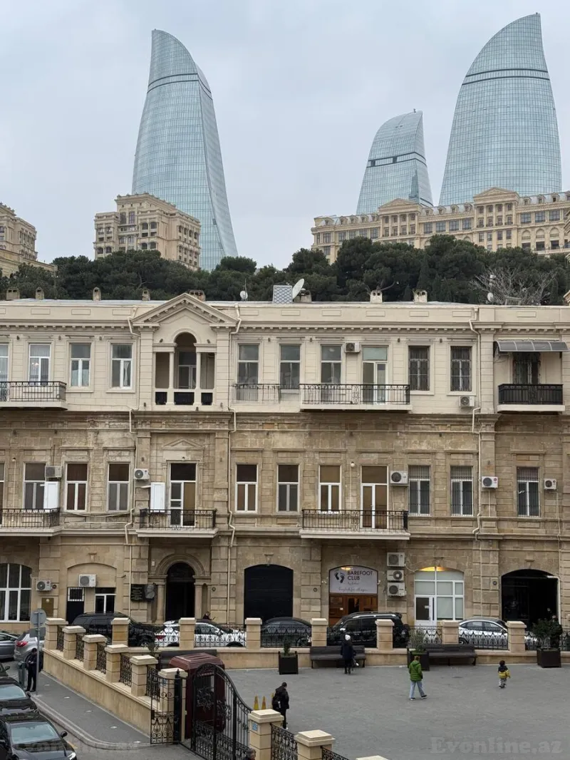Satılır 4 otaqlı Mənzil Köhnə tikili 120 m² Səbail r.