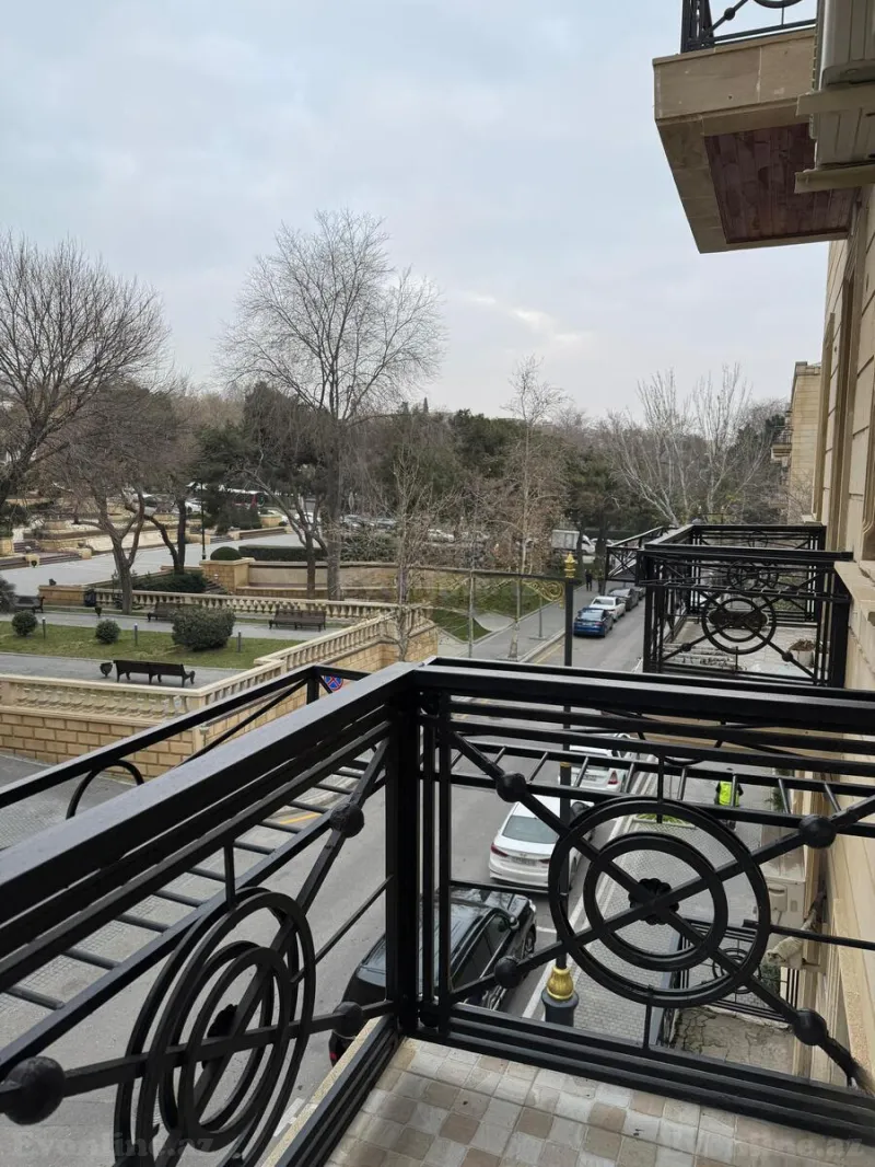 Satılır 4 otaqlı Mənzil Köhnə tikili 120 m² Səbail r. - şəkil 2