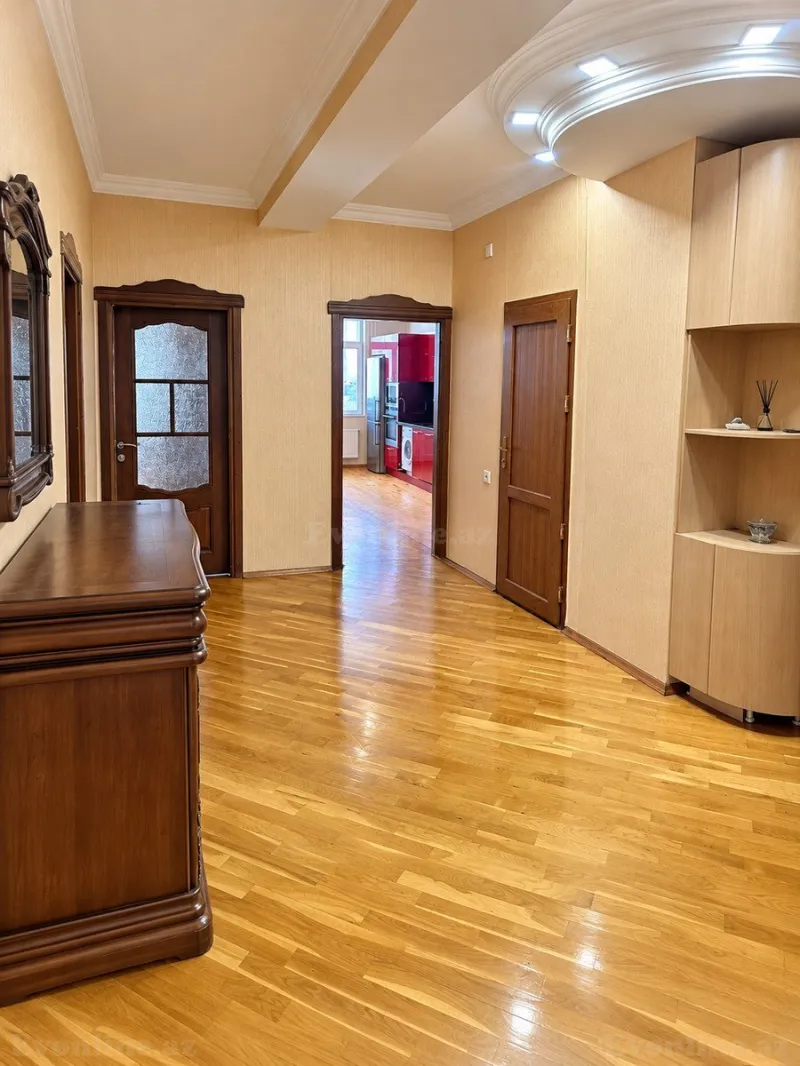 3 otaqlı Mənzil 130 m² 9-cu mikrorayon Satılır