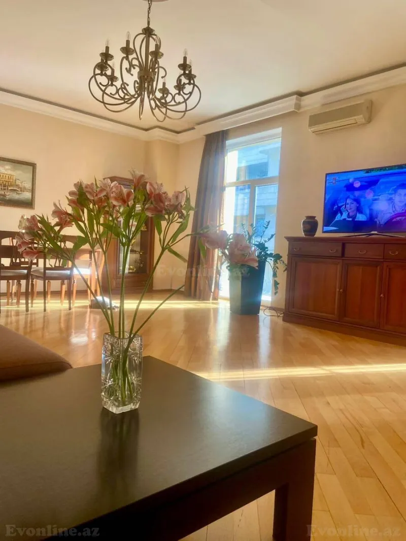 5 otaqlı Mənzil 220 m² Nizami m. Satılır
