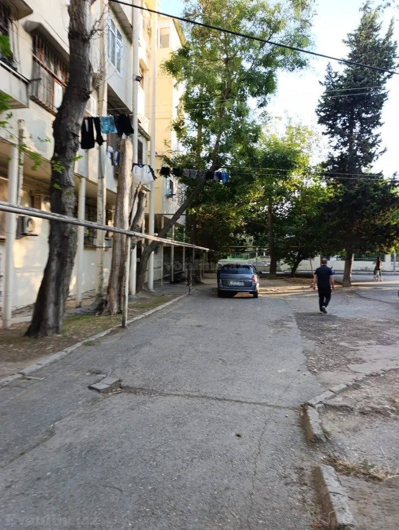2 otaqlı köhnə tikili mənzil satılır — 4-cü mikrorayon, Bakı
