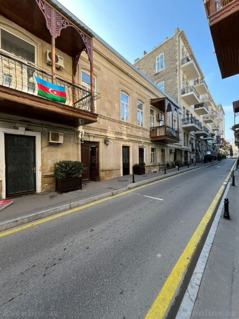 3 otaqlı köhnə tikili mənzil satılır — Nizami m., Bakı