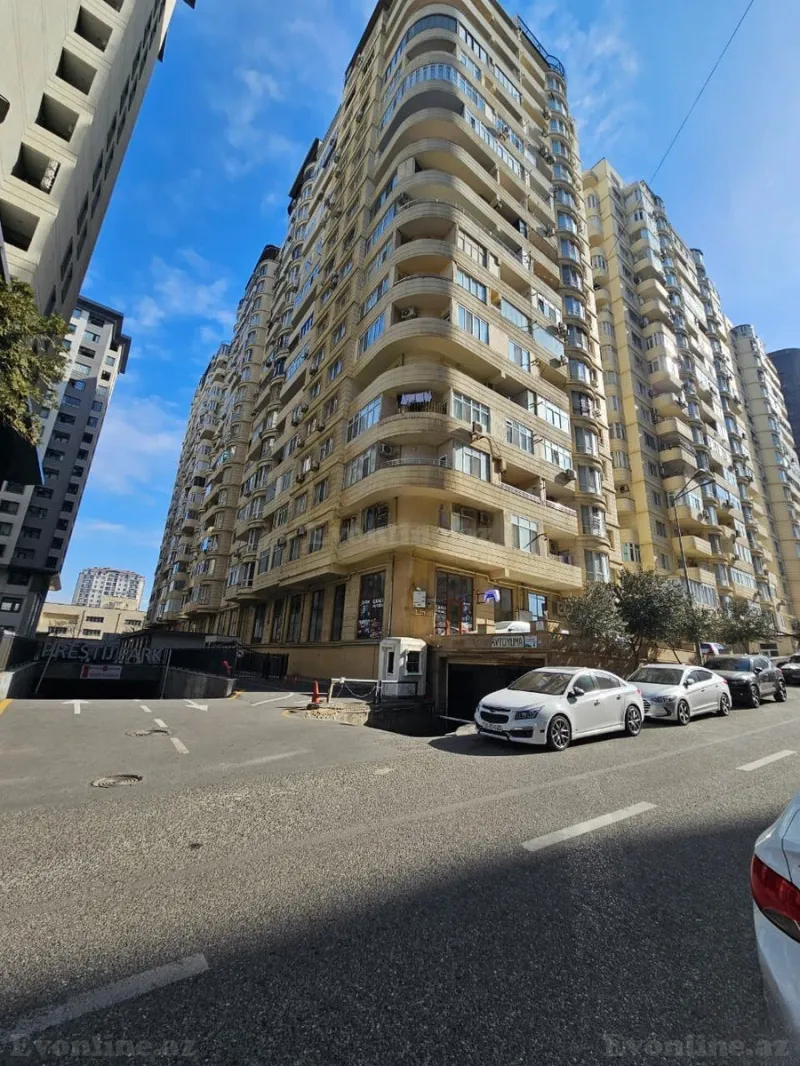 3 otaqlı Mənzil 100 m² 8 Noyabr m. Satılır