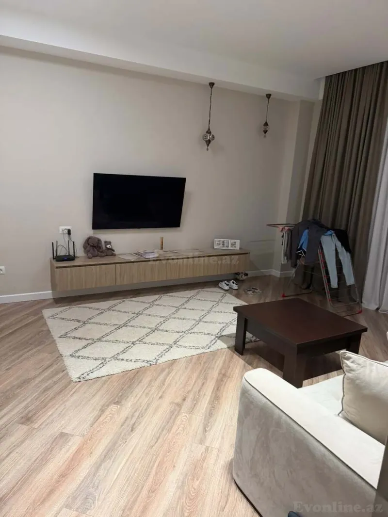 Bakı, Nəsimi r., 28 May m.da 2 otaqlı mənzil kirayə verilir
