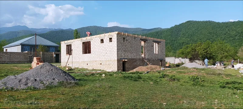 5 otaqlı Həyət evi 312 m² Oğuz Satılır