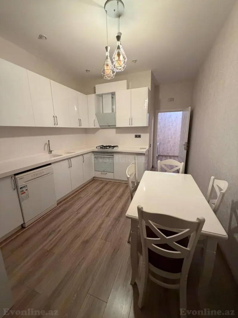 3 otaqlı Mənzil 145 m² 8 Noyabr m. Kirayə verilir