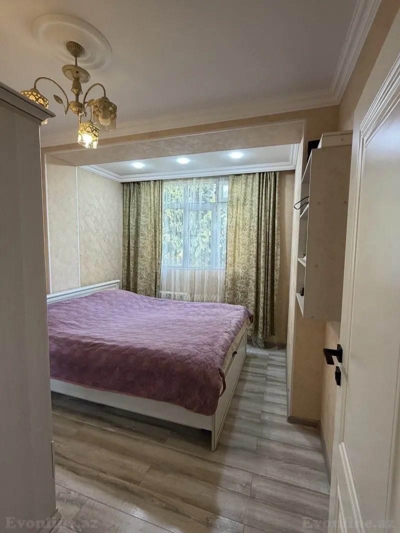 Bakı, Binəqədi r., Azadlıq prospekti m., 8-ci mikrorayonda 2 otaqlı mənzil satılır